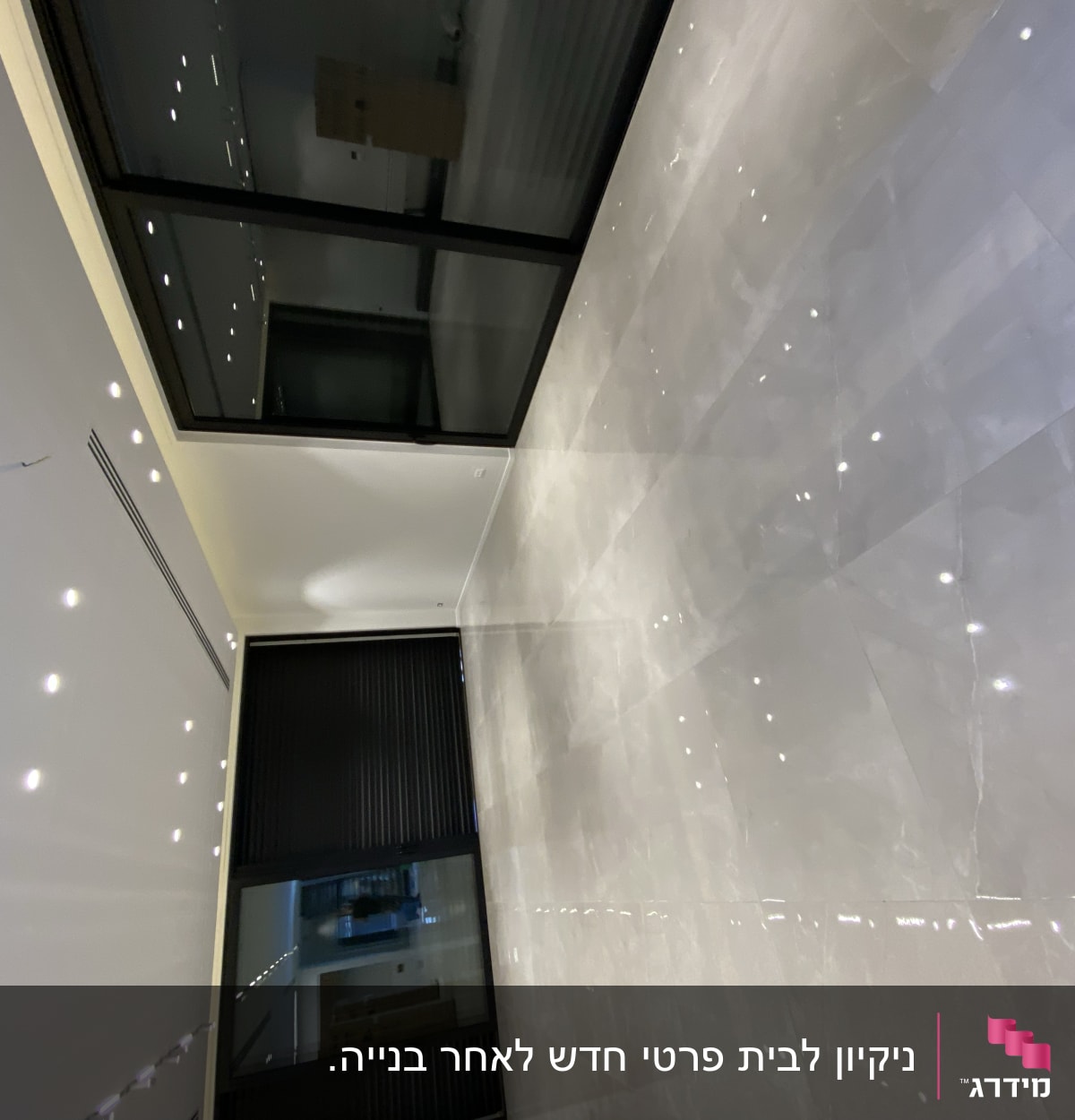 רצפה מבריקה עם השתקפות אורות